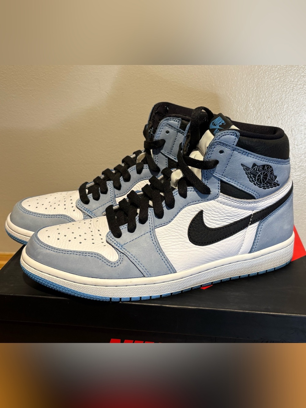 Jordan 1 Retro High OG University Blue Mens Size 9
